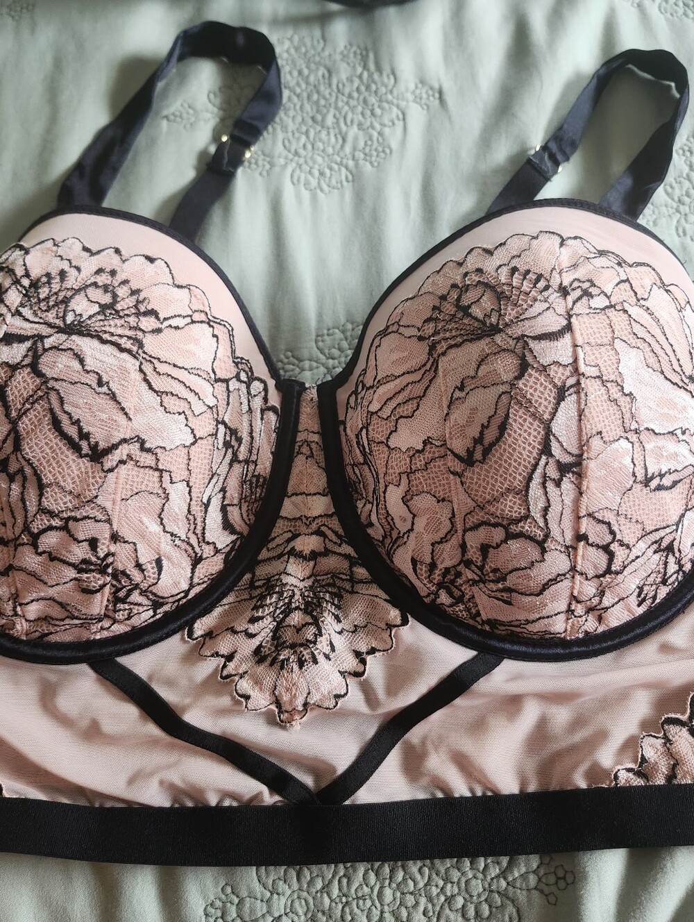 Auden Size XL Sheer Lace Underwire Bra in Blush and Black.